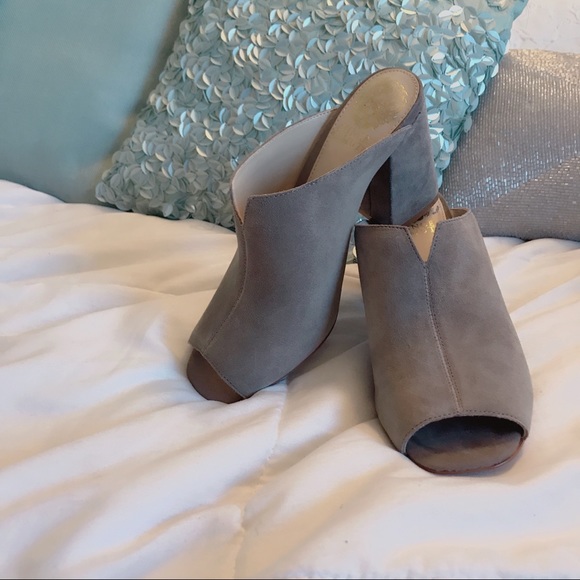 Vince Camuto Shoes - NEW Vince Camuto sz 7 Suede grey open-toed mules